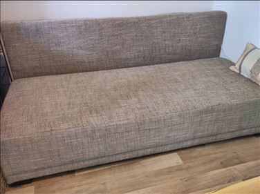 Abbildung: Schlafcouch mit Bettkasten und passender Hocker
