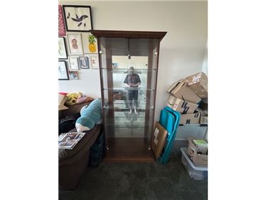 Abbildung: Vitrine an Selbstabholer zu verschenken 