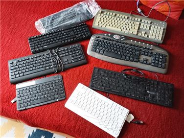 Abbildung: 8 Stück PC-Tastaturen