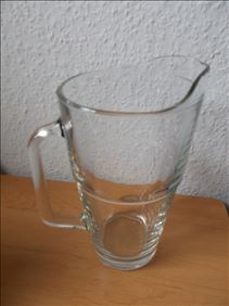 Abbildung: Standfester Glaskrug Fassungsvermögen gut 1 Liter