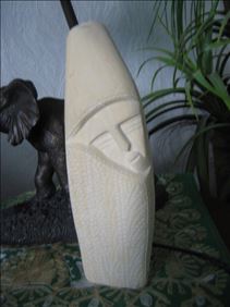 Abbildung: schwere Sandstein-Figur aus Marokko
