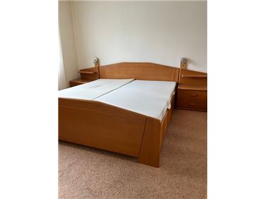 Abbildung: Schlafzimmer mit Doppelbett und Kleiderschrank 