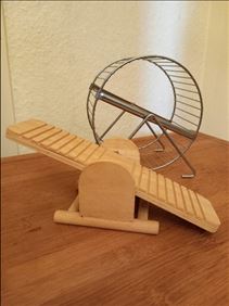 Abbildung: Metallhamsterrad und Holzwippe