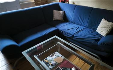 Abbildung: Couch mit Metallfüßen,Couchtisch und Sideboard 