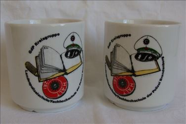 Abbildung: 2 Kaffeetassen Polizei - Unterseite  Aschenbecher