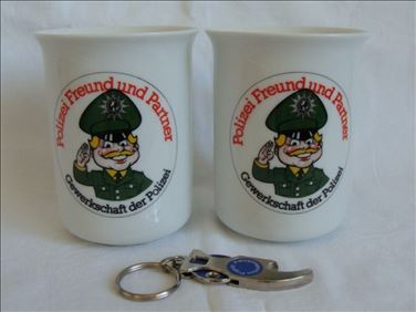 Abbildung: 2 Kaffeetassen Polizei und ein Einkaufschip