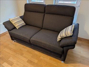Abbildung: 2x 2,5 Sitzer Sofa Dunkel Braun mit Metalfuß rund mit Kissen