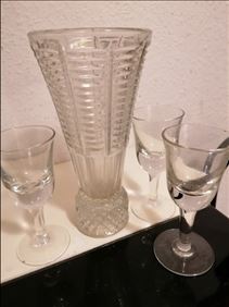 Abbildung: 3 Likörgläser , 1 Blumenvase DDr Ära