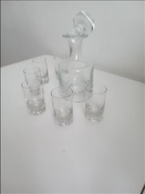 Abbildung: 6 kleine Gläser (Stumpen) mit Karaffe (ca. 300 ml) aus Glas