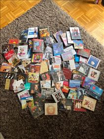 Abbildung: DVDs und CDs ( inklusive Hörbücher)