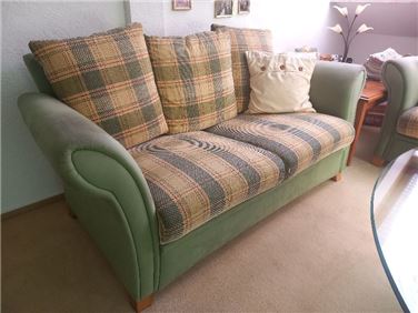 Abbildung: Zwei 2-Sitzer-Sofas und ein Hocker