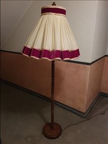 Abbildung: Stehlampe 