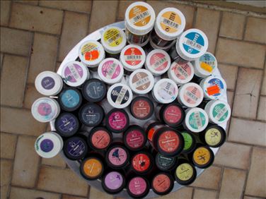 Abbildung: Über 40 x Seidenmalfarbe der Firmen JAVANA bzw. MARABU