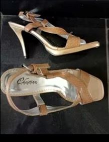 Abbildung: Unbenutzt.Sandalen mit Absatz,Gr 38