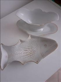 Abbildung: Alte Puddingform (Fisch) und Sauciere aus Porzellan, DDR