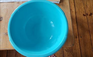 Abbildung: Plastikschüssel (32 cm, 6,6 L), kleiner Riss