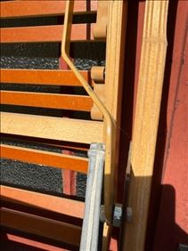 Abbildung: Midcentury-Bett mitetwas herausragende Motor-Pflegematrazenr