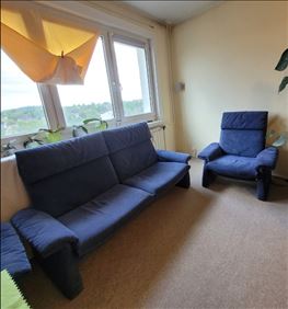 Abbildung: 2 Sofas 1 Sessel 2 Hocker blau