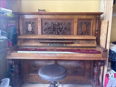 Abbildung: Klavier mit Hocker