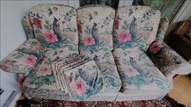 Abbildung: Biedermeiersofa und Sessel mit 6 Kissenbezügen