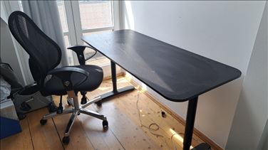 Abbildung: Schreibtischstuhl und IKEA Schreibtisch 60x140cm