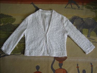Abbildung: kurzes Jäckchen mit Spitze Gr. 34 Jake, waschbar