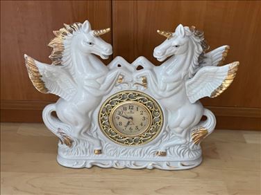 Abbildung: Wunderschöne Porzellan Uhr Pferde Pegasus