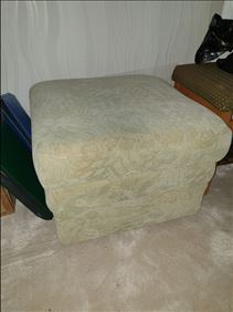 Abbildung: Polsterhocker mit Stauraum 55 cm