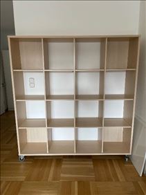 Abbildung: Ikea Sideboard und Regal auf Rollen, runder Tisch, Stuhl