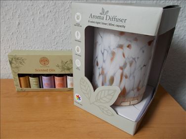 Abbildung: Originalverpackter Aroma-Luftbefeuchter incl. 5 Aromaölen