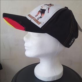 Abbildung: Gratis NEUE (doofe) Cap MIT Schild Fußball Motive