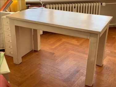 Abbildung: beiger Holztisch 130 x 70 cm