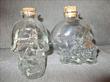 Abbildung: 2 Glasfläschchen in Totenschädel-Form, Höhe knapp 10 cm