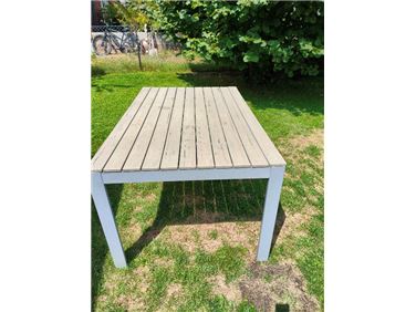 Abbildung: Terrassentisch 