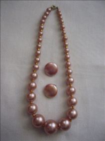 Abbildung: Modeschmuck-Set, rose, Kette und Ohrclips