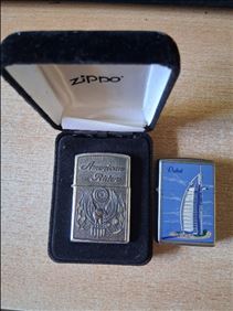 Abbildung: 2 ZIPPO Feuerzeuge