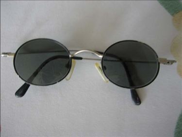 Abbildung: Sonnenbrille ohne Mängel, Metall-Bügel