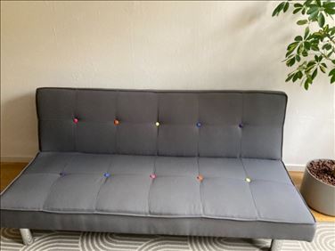 Abbildung: Ausklappbare Schlafcouch in grau