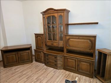 Abbildung: Anbauwand, Wohnwand Schrankwand mit Vitrine