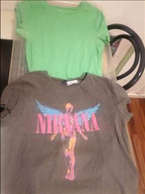 Abbildung: 2 shirt , 1 Pullover Gr. M getragen gewaschen