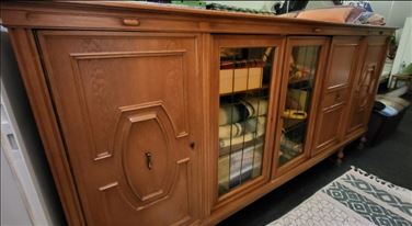 Abbildung: Verschenke großes hohes Sideboard