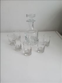 Abbildung: Kleine Karaffe (ca. 300 ml) und 6 passende Gläschen