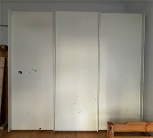 Abbildung: Großer geräumiger Schrank zu verschenken
