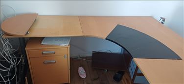 Abbildung: Sehr großer Ikea Schreibtisch mit Unterschrank