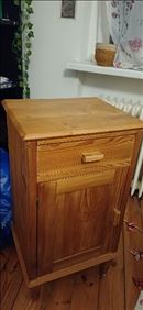 Abbildung: Kleiner Schrank mit Schublade 