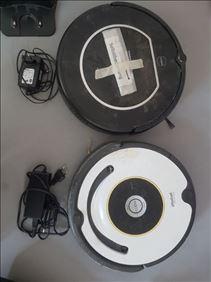 Abbildung: Zwei defekte Staubsaugroboter für Bastler