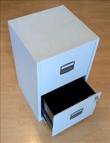 Abbildung: Abschließbarer Aktenschrank mit zwei Schubladen