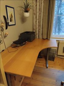 Abbildung: Großer Ikea-Schreibtisch