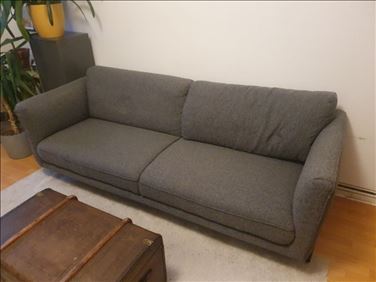 Abbildung: Graues Stoffsofa (2-Sitzer)